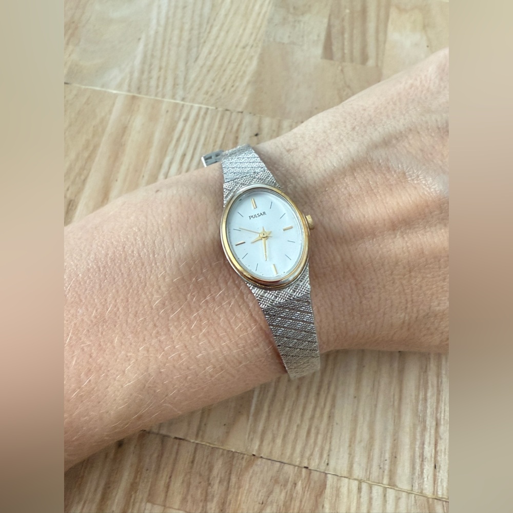 Vintage pulsar ladies oval silver tone watch NEW BATTERY - Picture 8 of 10